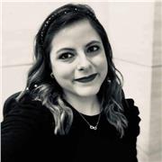 Profesora de Historia imparte clases a personas de todas las edades